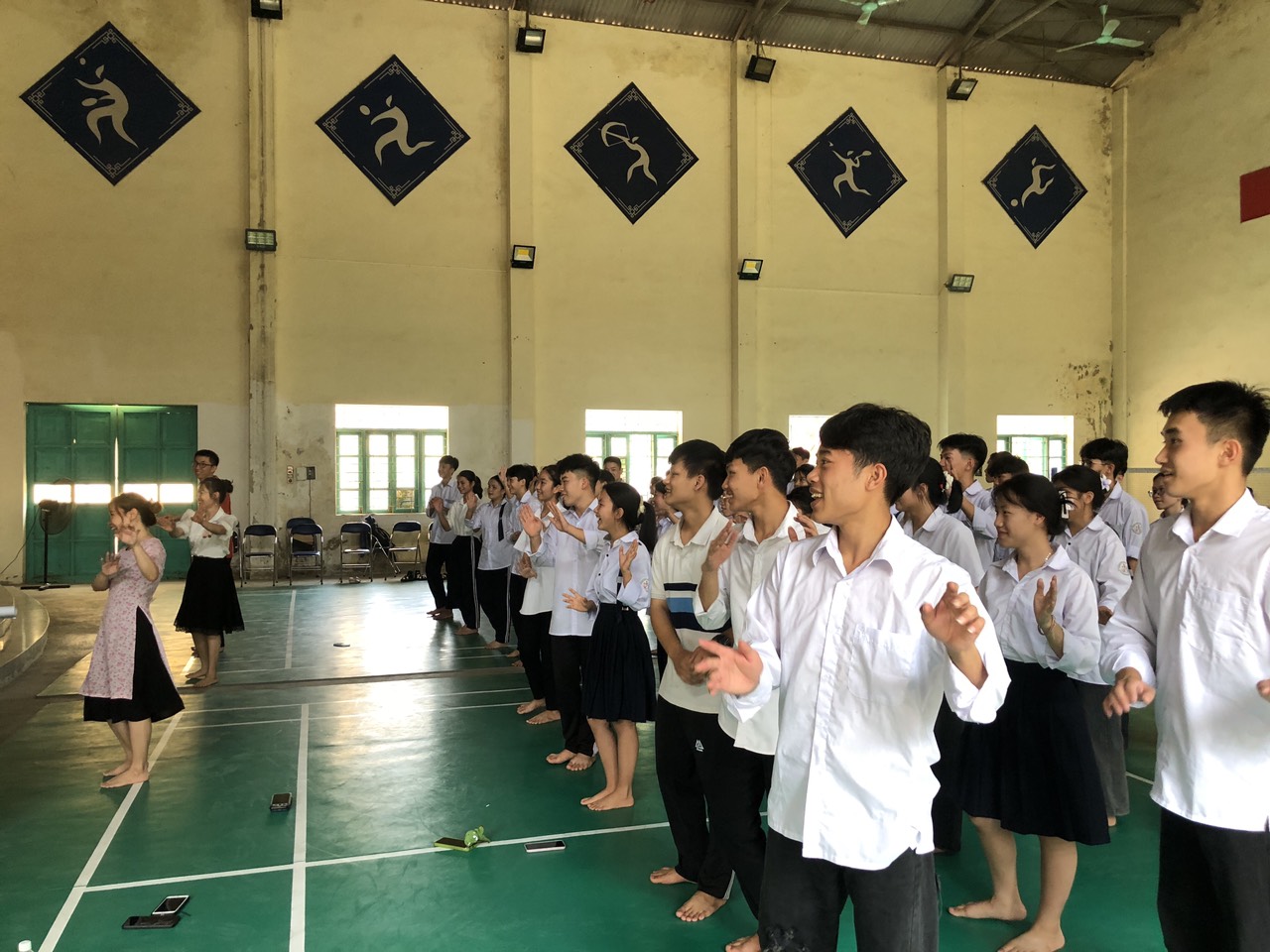 Các thầy cô giáo và các em học sinh cùng tham hoạt động Khởi động